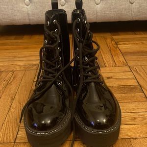 HM DIVIDED BOOTS SIZE 10